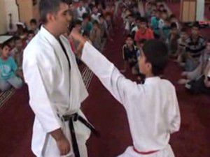 Camide çocuklara karate kursu