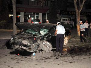 Hurdaya dönen araçtan sağ çıktı