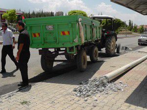 Yerinden çıkan römork aydınlatma direğini devirdi