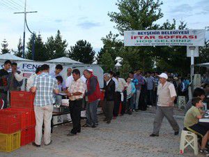 İftar çadırında 750 kişiye yemek