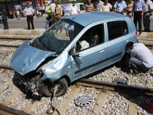Konyada otomobil tramvay hattına uçtu: 1 yaralı
