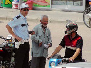 Kasksız motosiklet sürücülerine sıkı takip