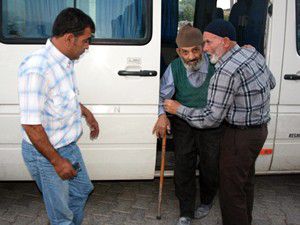 Yaşlılar iftar sofrasına servisle taşınıyor