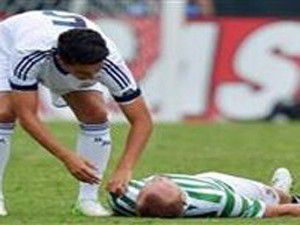 Nuri Şahin rakibinin çenesini kırdı