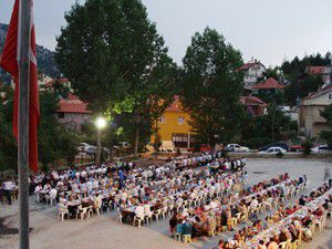 Çamlık beldesi vatandaşları iftarda buluştu
