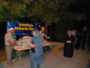 Karatay cami çıkışında ikramda bulundu