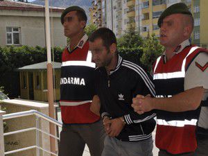 Eşi ve çocuklarını rehin almıştı