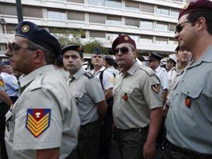 Yunanistanda askerler de sokağa indi