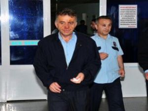 Cezaevinde Gardiyanı Rehin Aldılar