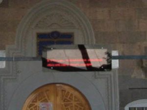 Cami Kapısında Tepki Çeken Yazı