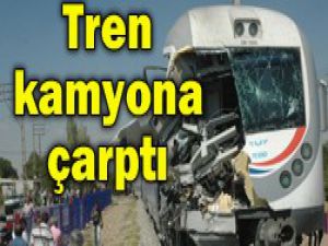 Trenin çarptığı kamyon kanala uçtu
