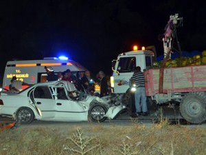 Traktör römorkuna çarpması sonucu 2 kişi öldü