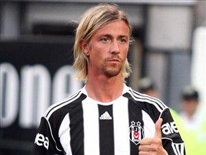 Guti futbolu bırakıyor