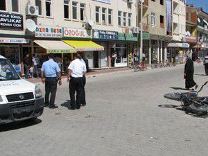 Konyada polis aracı motosikletle çarpıştı