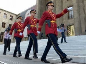 Meclis Polisinin Üniforması Değişti