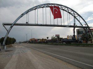 Karapınara yaya üst geçidi yapılıyor