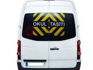 Öğrenci servisi gölete devrildi