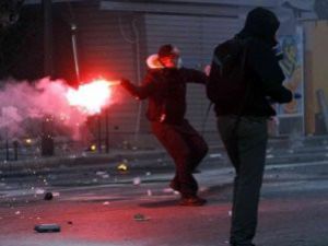 Polise Molotof Atarken Maskesini Tutuşturdu