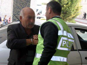 Yere para atarak yankesicilik yapıyordu
