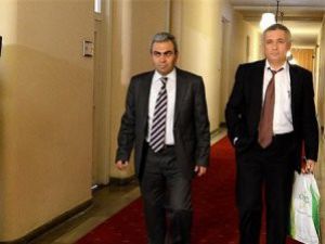 Çırılçıplak soydular