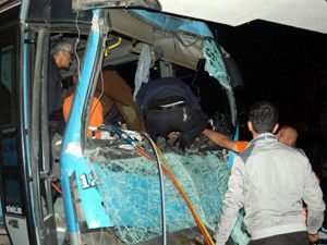 Halk otobüsü binaya çarparak durdu