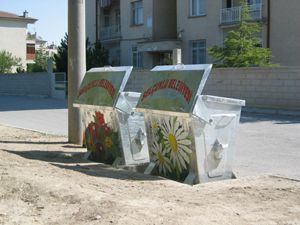 Selçuklu’da çöp konteynerleri boyandı