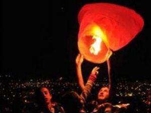 Deprem Kurbanlarına Fenerli Anma