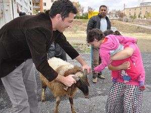 Yetim ve öksüzlerin bayram sevinci