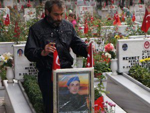 Şehitlerinin başında dua edip gözyaşı döktüler