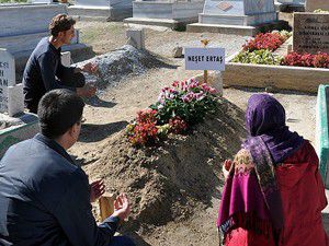 Sevenleri Ertaşın mezarına koştu