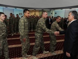 Abdullah Gül askerlerle bayramlaştı