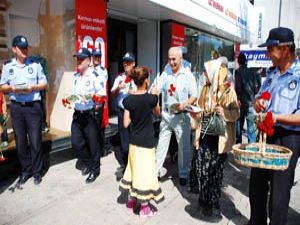 Karatay Zabıtasından esnaf ve vatandaşa karanfil