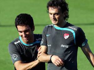 Milliler sahaya iniyor...