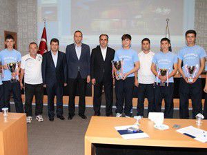 Başkan Altaya kupalar hediye edildi