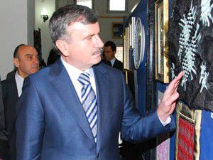 Programda emeği geçenlere plaket takdim etti