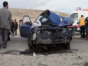 Otomobil karşı yönden gelen minibüsle çarpıştı