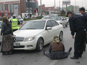 Yolu kapatarak ortalığı birbirine kattılar
