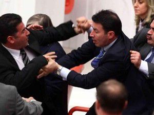 MHPli vekilden AK Partiliye yumruk!