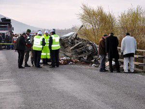 Köprü bariyerlerine çarptı