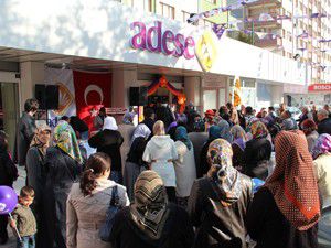 Adese hem büyüyor hem de yenileniyor