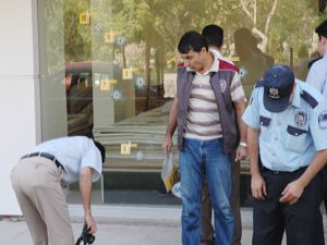 Konyada bir halı mağazası kurşunlandı