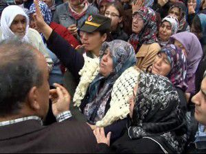 Şehidin annesi oğlunu el sallayarak uğurladı