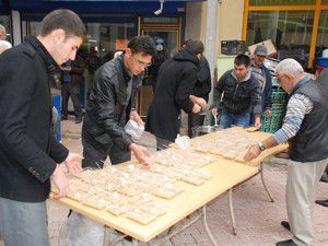 Sarayönü Belediyesi aşure dağıttı
