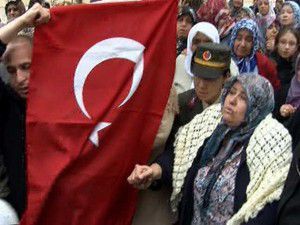 Türk bayrağını ezdirmedi