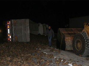 Yere dökülen tonlarca pancar trafiği kapattı