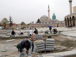 Kent meydanı hüviyetine büründü