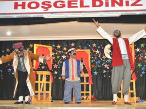 Adab-ı muaşeret kurallarını tiyatroyla anlattı