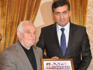 Öğretmeni ve dönem arkadaşlarıyla bir arada