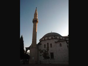 Bir caminin minaresinde hasar meydana geldi