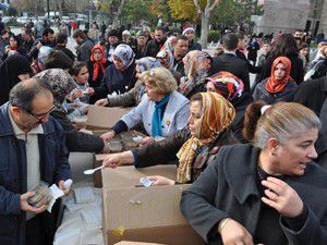 Karatay Belediyesinden aşure dağıtımı